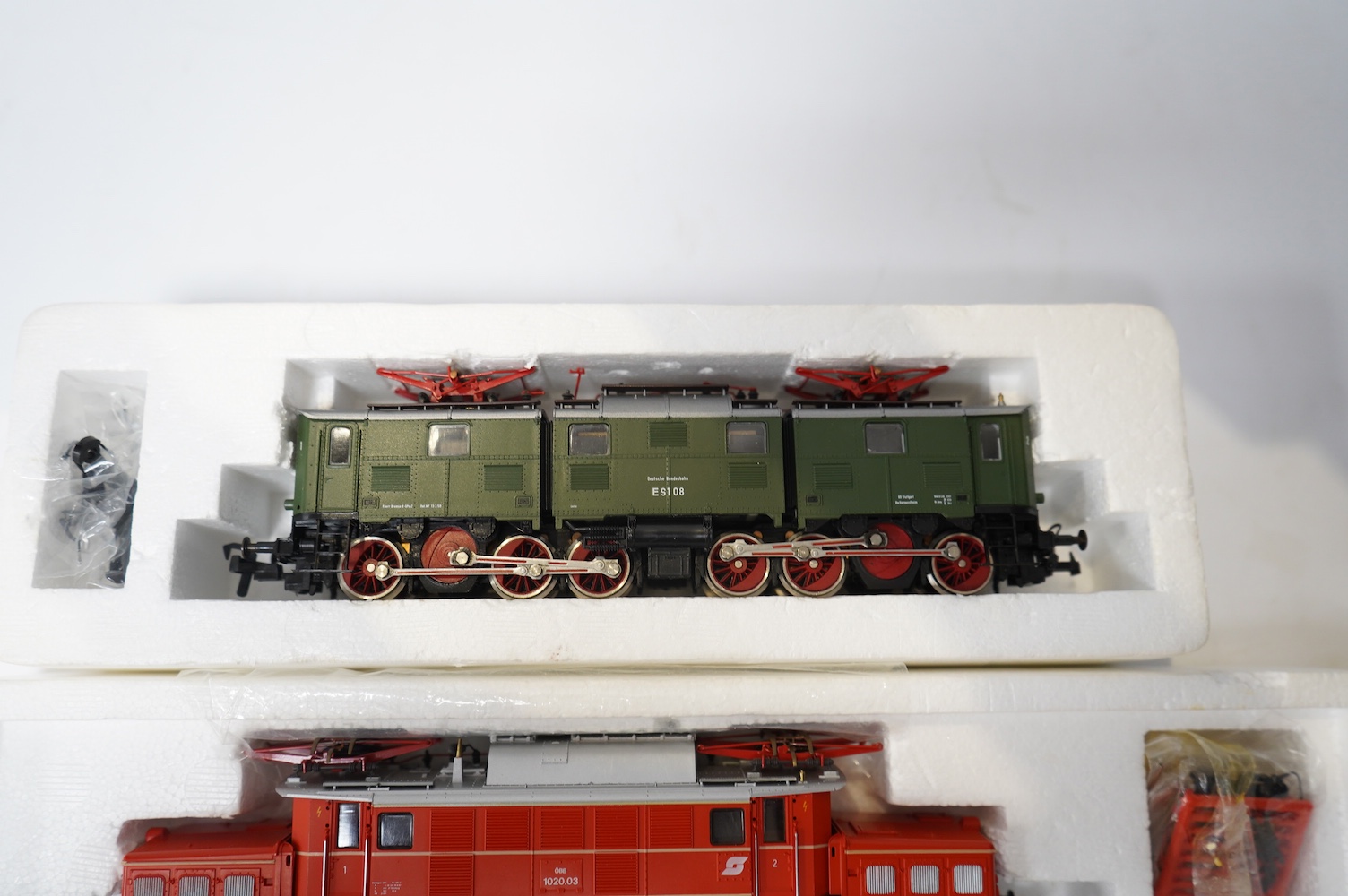 Three boxed RoCo HO gauge railway German locomotives; a DB 2-6-2 tender loco (04120A), a DB articulated pantograph electric loco (04139S), and a OBB Co-Co pantograph electric loco (04169B). Condition - good.